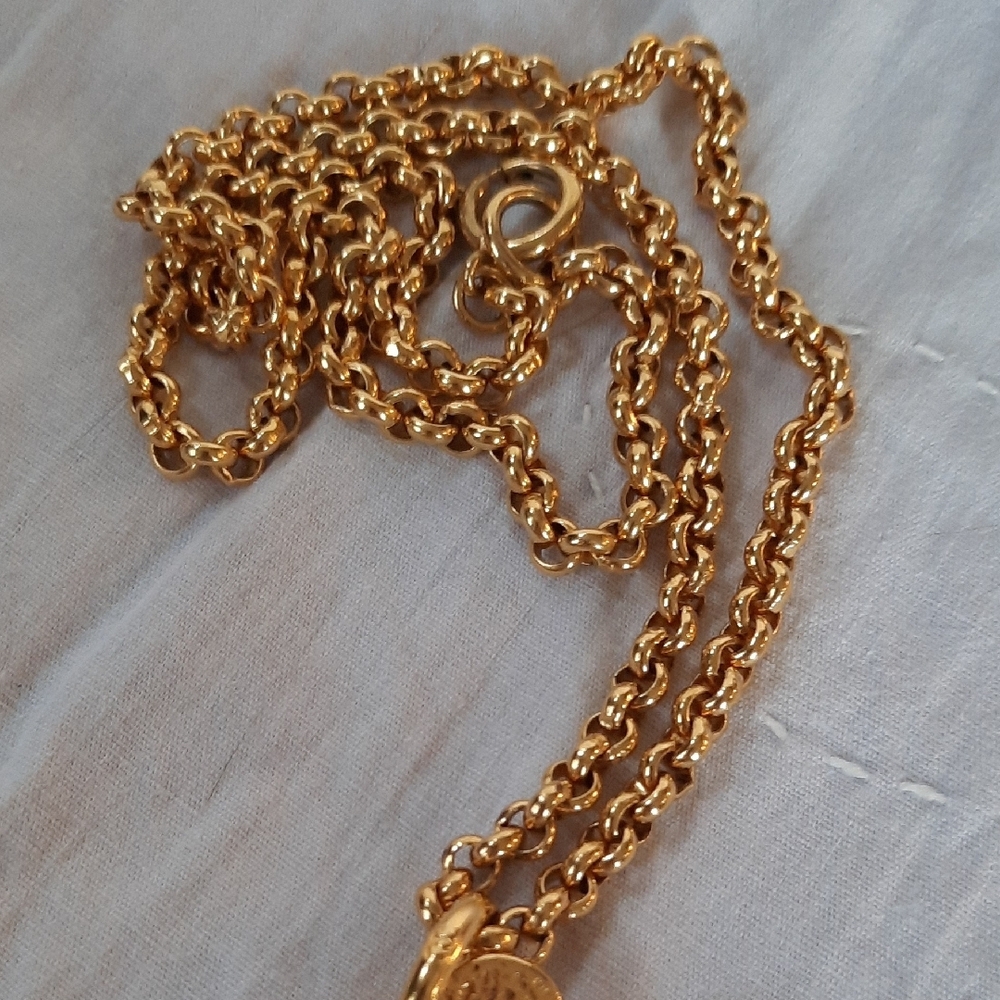 CHANEL Gold Floral Pendant Necklace, AUTHENTICATED!! - Picture 5 of 11